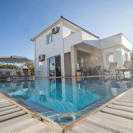 Anthinas Enas - Beautiful 3 Bedroom Pernera With Pool - Close To The Beach Villa